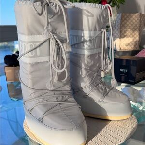 Moon Boot Women's Light Gray Winter Boots